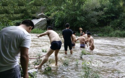 秦岭国家植物园紧急救援11名被上涨河水围困群众